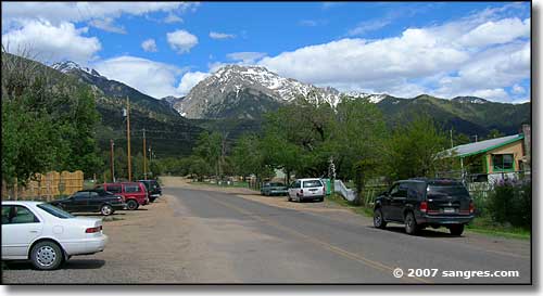 Looking across Crestone at Kit Carson Mountain